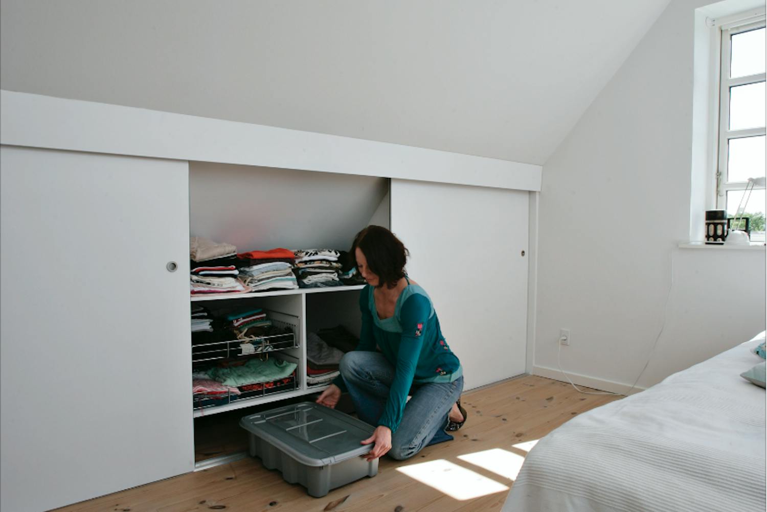 Garderob snedtak skjutdörr Smarta skjutdörrar under snedtaket